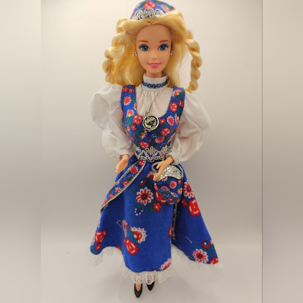 1995 Norwegian Barbie doll from the Dolls of the World Collection